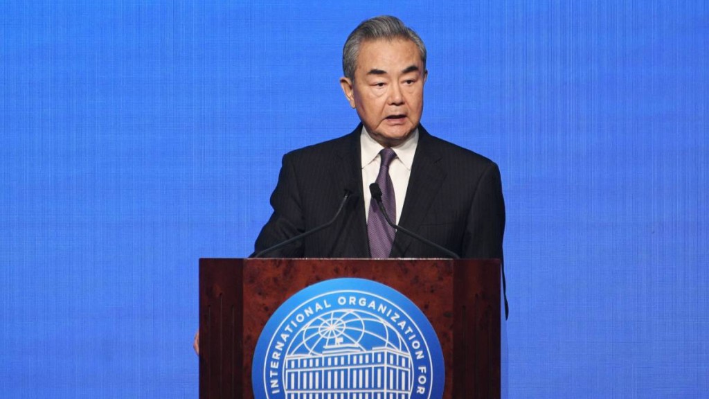 王毅指以色列無視國際法攻擊伊朗，呼籲雙方立即停火。星島