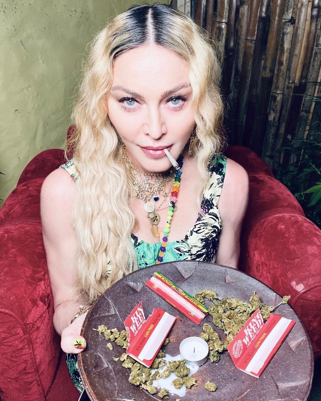 擔住煙嘅麥當娜拎住成盤大麻。