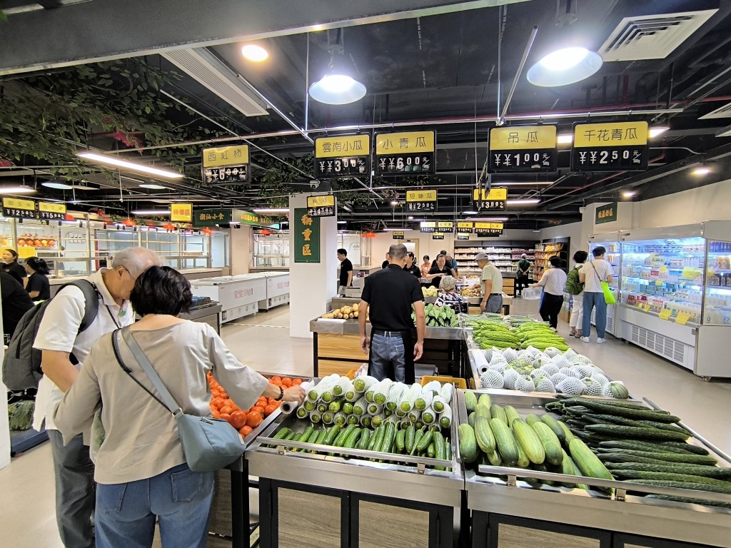 香莲街市商户展示繁体字价钱牌。 黄少君摄