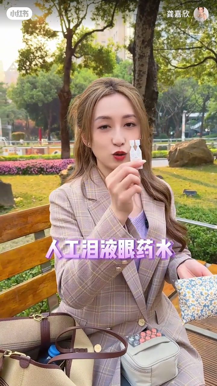 龔嘉欣拍了一段開箱片,原來她的包包乜都有,似足百寶袋。 龔嘉欣拍了一段開箱片,原來她的包包乜都有,似足百寶袋。