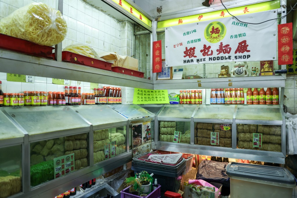 香港土瓜灣店維持「前舖後廠」家庭式經營,月產2000斤,靠熟客與口碑維生。 香港土瓜灣店維持「前舖後廠」家庭式經營,月產2000斤,靠熟客與口碑維生。