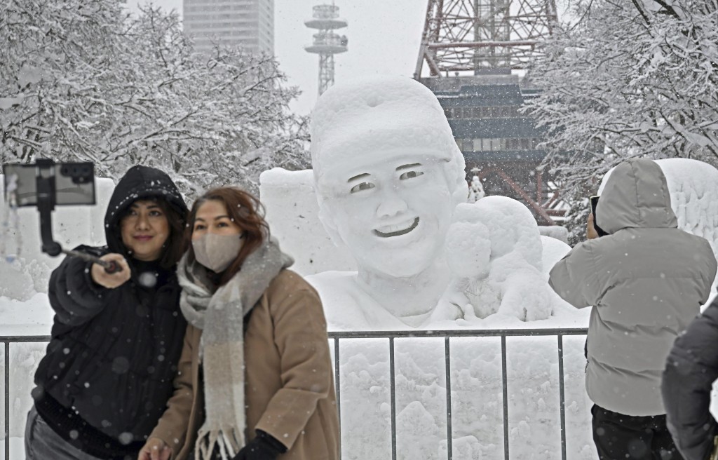 札幌雪祭吸引遊客拍攝。美聯社