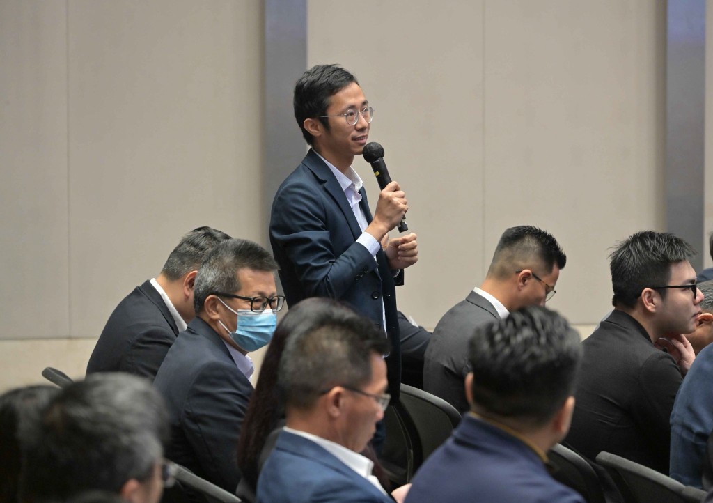 熱烈提問。民青局fb