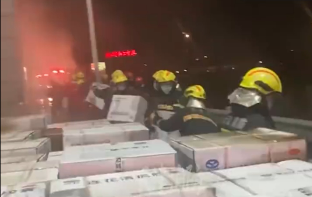 消防員接力救出將近1140箱藥品。網圖