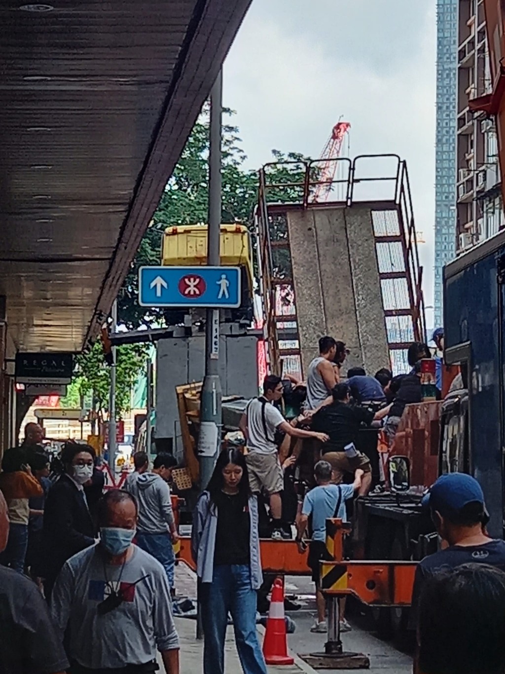 九龙城发生升降台倒塌事故，造成8人受伤。