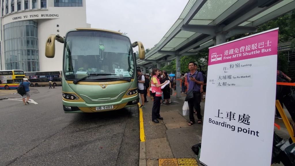 乘客指接駁巴士班次疏落。