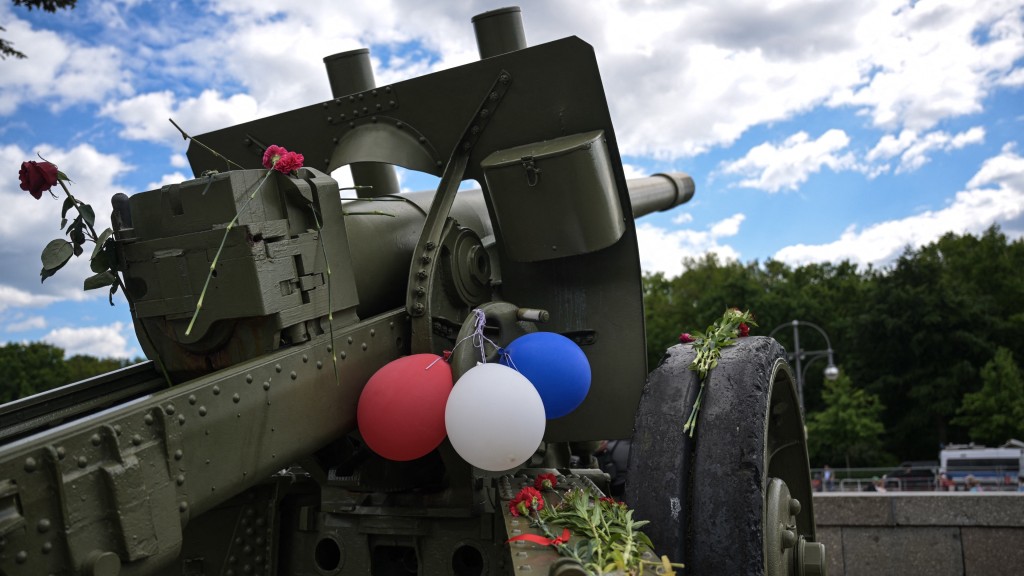 一座蘇聯紀念碑的榴彈砲上懸掛著俄羅斯國旗顏色的鮮花和氣球。 法新社 一座蘇聯紀念碑的榴彈砲上懸掛著俄羅斯國旗顏色的鮮花和氣球。 法新社