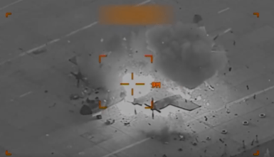 停泊在地面上的伊朗軍機遭美軍炸毀。（X@U.S. Central Command）