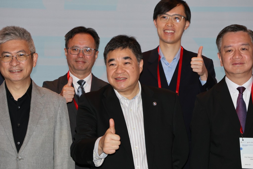 體院院長蔡玉坤（中）認為今日峰會及醫專成立運動醫學證書課程，對推動成立運動醫學專科邁出一大步。徐嘉華攝