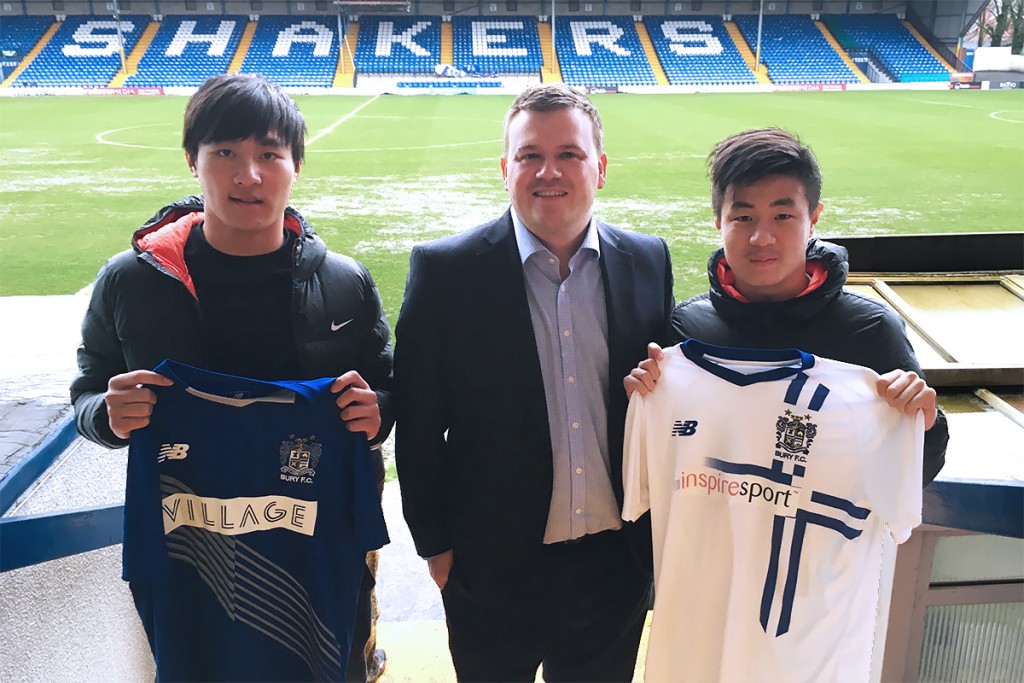 车路士足球学校(香港)学员林乐勤（右）和谢家荣（左），曾获英甲球会贝利以学徒合约招揽。
