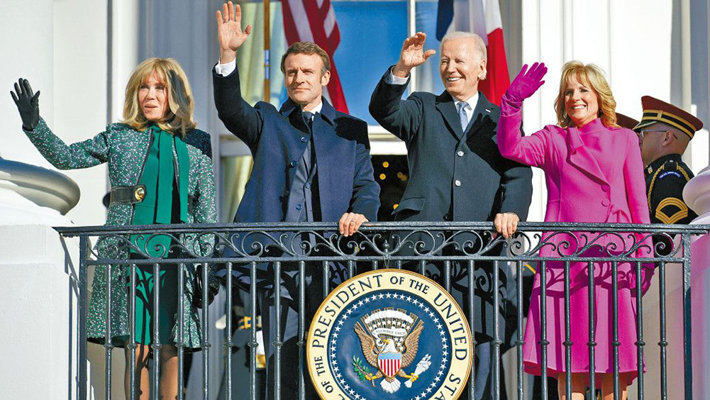 白宫周四为马克龙举行欢迎仪式，马克龙伉俪与拜登伉俪站在蓝厅阳台挥手致意。AP