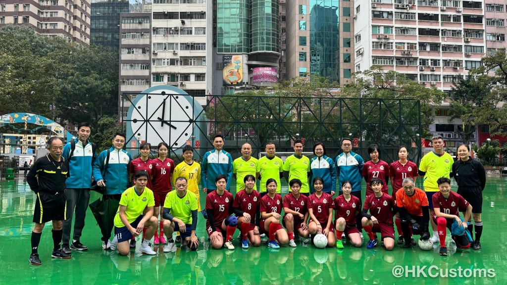 香港海關女子足球隊與中國香港小型足球總會職員隊進行友誼賽。海關fb