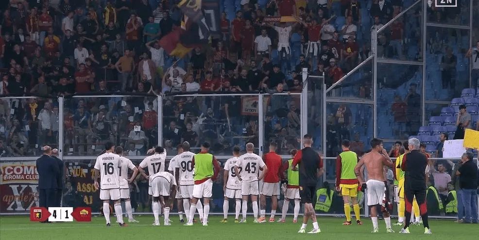 罗马球员赛后到客队球迷区前向球迷道歉。电视截图