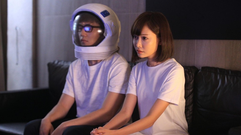 Aka在2019年单飞出歌曲《你在听吗？》MV男主角造型被指似吴业坤。