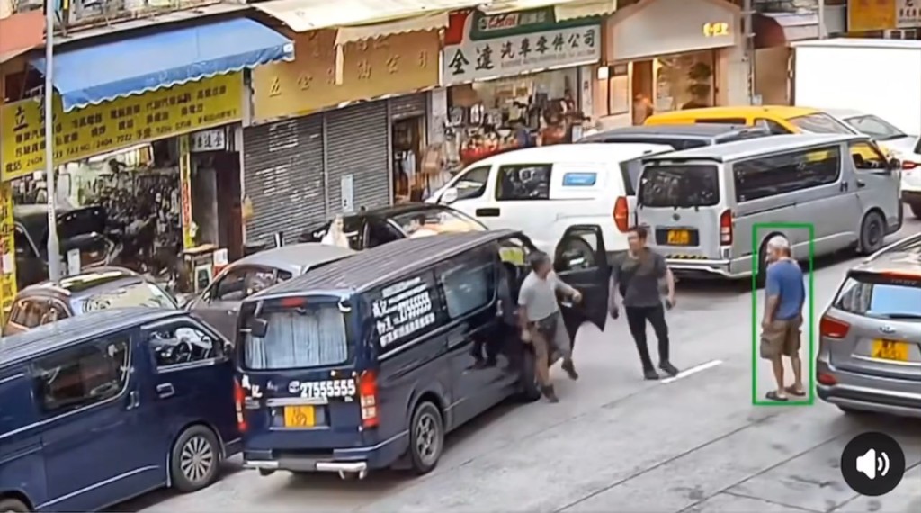 一名客貨車司機與車房職員疑因泊車問題發生爭執。網上片段截圖