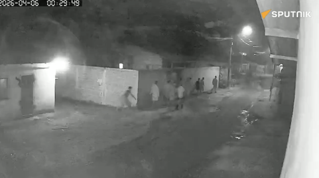 这批囚犯在牢房内精心策划，耗费多日向下挖掘隧道，最终钻过监狱围墙下方的地底成功逃脱。X@hbj_r77032