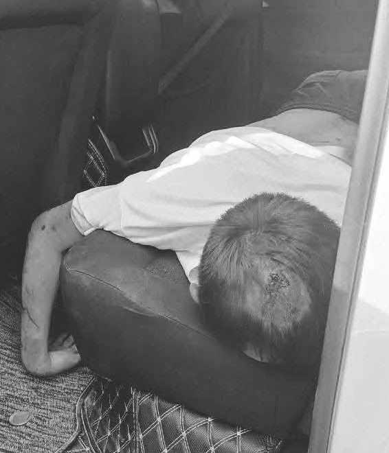中國男司機的私家車在柬埔寨陷入泥濘,被揭發車上載有一具男屍。柬中時報 中國男司機的私家車在柬埔寨陷入泥濘,被揭發車上載有一具男屍。柬中時報