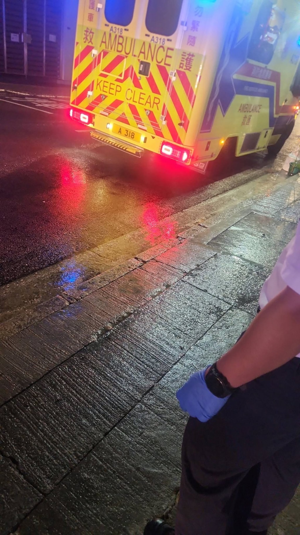 露宿紅磡街頭的婆婆日前被人淋潑煙灰水欺凌。網上圖片 露宿紅磡街頭的婆婆日前被人淋潑煙灰水欺凌。網上圖片