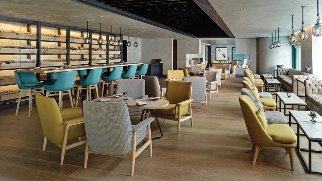 康得思酒店欧陆餐厅及酒吧Alibi – Wine Dine Be Social联乘的紫缀金炫焕肌下午茶，供应日期由即日至2月28日。