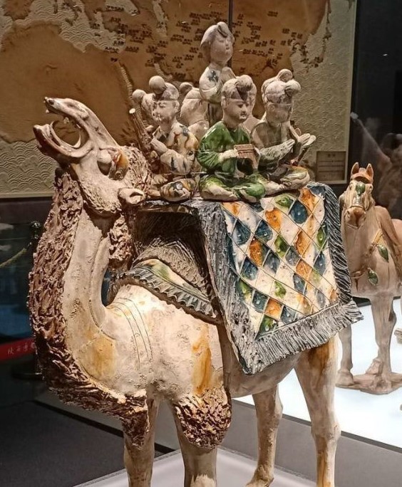 陝西歷史博物館的唐代三彩駱駝載伎樂俑。