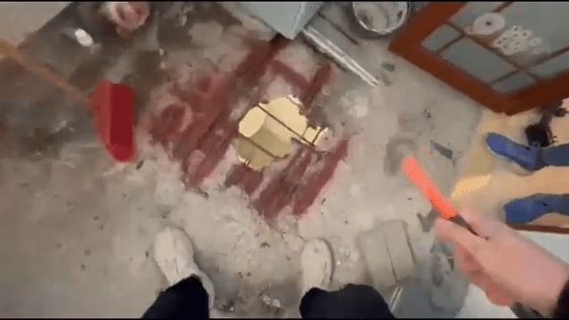 被鑿穿天花的苦主單位所聘請的師傅，與女業主一同走上涉事單位，與正在施工的網紅裝修師傅及樓上業主對質。(HUMA LO＠Youtube影片截圖)