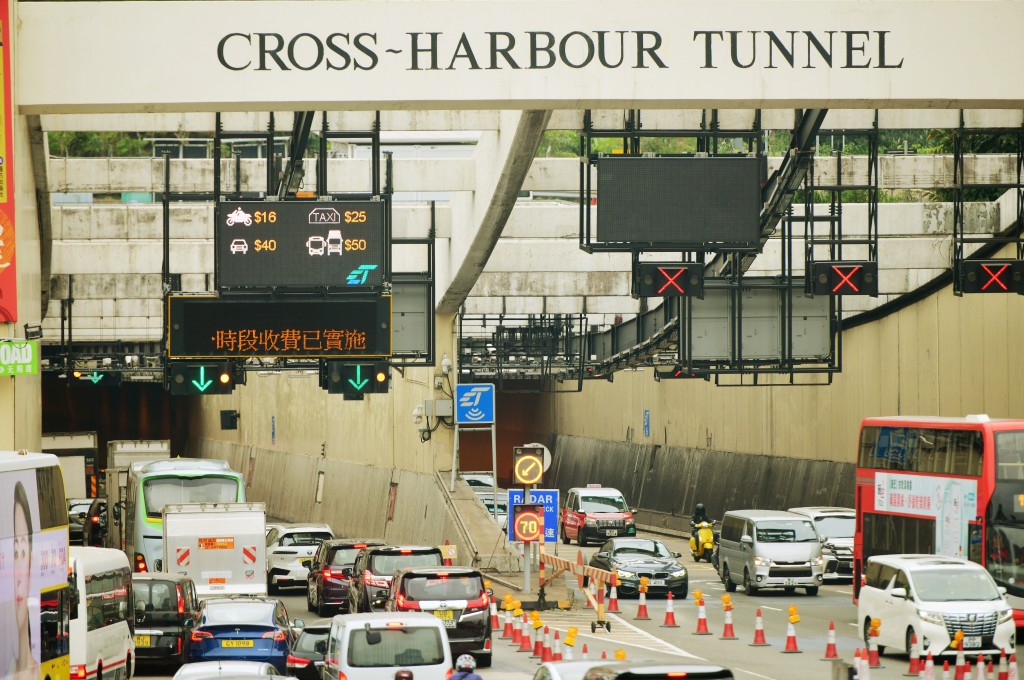 三条过海隧道（包括以往经常出现挤塞的红隧）的交通整体畅顺。资料图片
