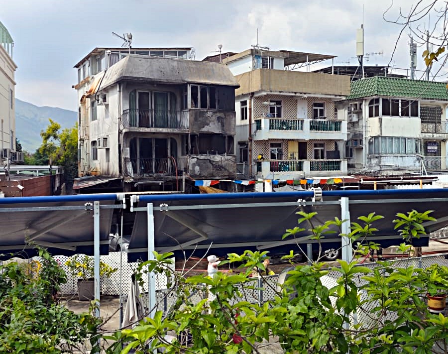 起火村屋外牆嚴重熏黑。李靜儀議員提供