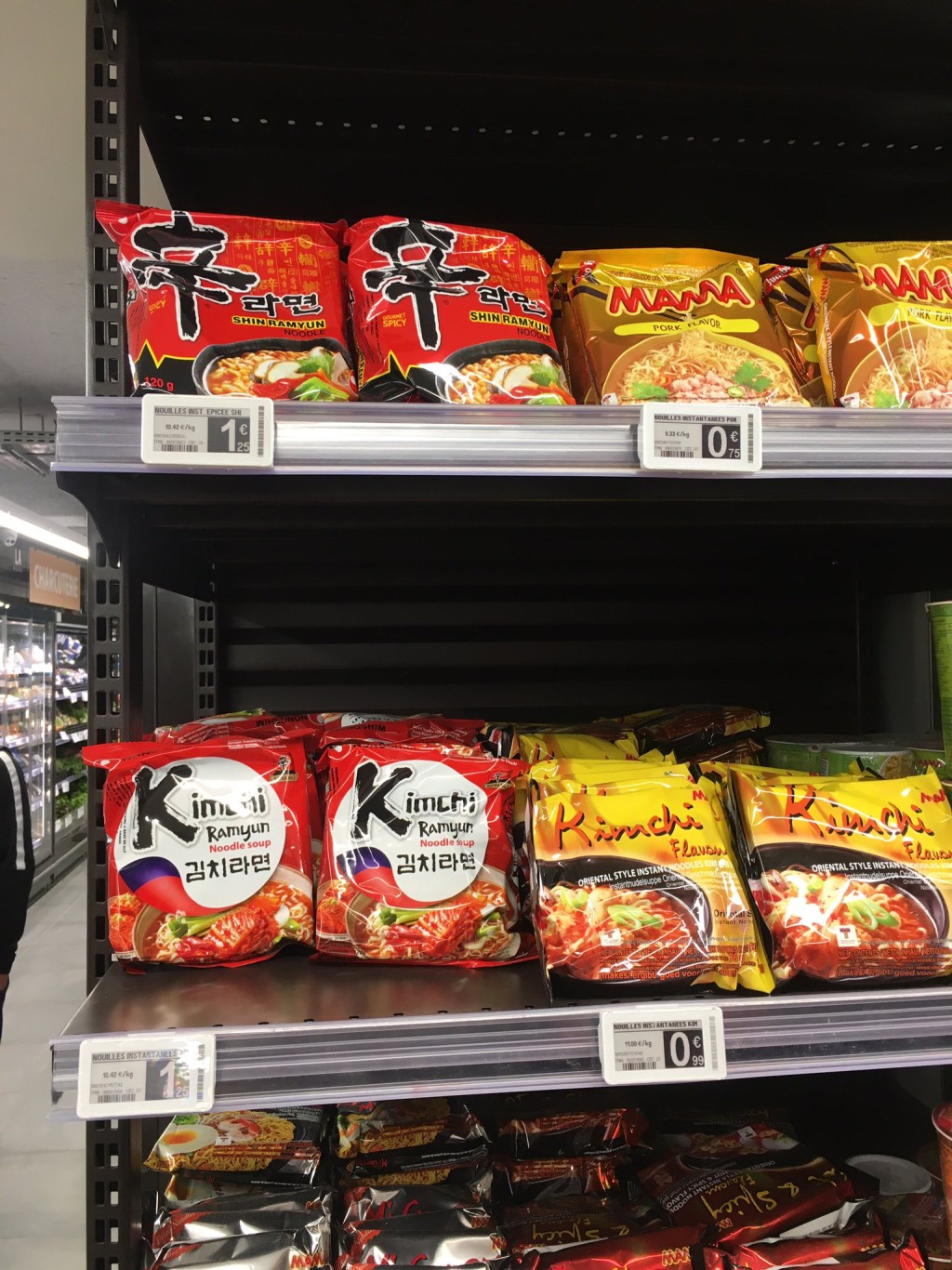 網民表示在法國超市可輕易找到南韓即食麵。 X