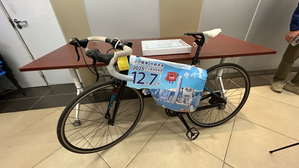 立法會選舉｜屯門3少年疑貪玩 撕走宣傳海報掛單車 警查天眼迅速拘人