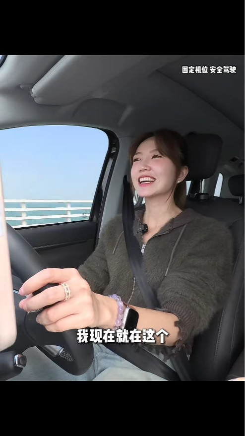 吳若希笑容滿面地駕車在港珠澳大橋上,前往她在珠海的新家。 吳若希笑容滿面地駕車在港珠澳大橋上,前往她在珠海的新家。