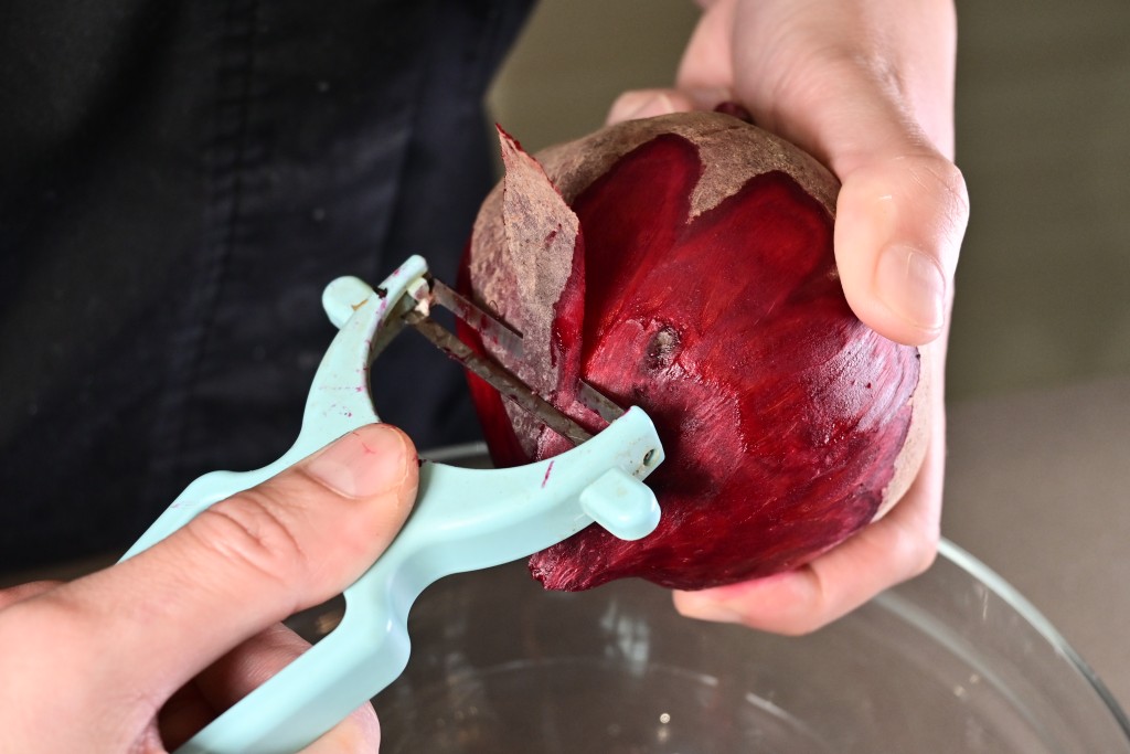 Step 1: 紅菜頭去皮及切件。 Peel the beetroot and cut into pieces.