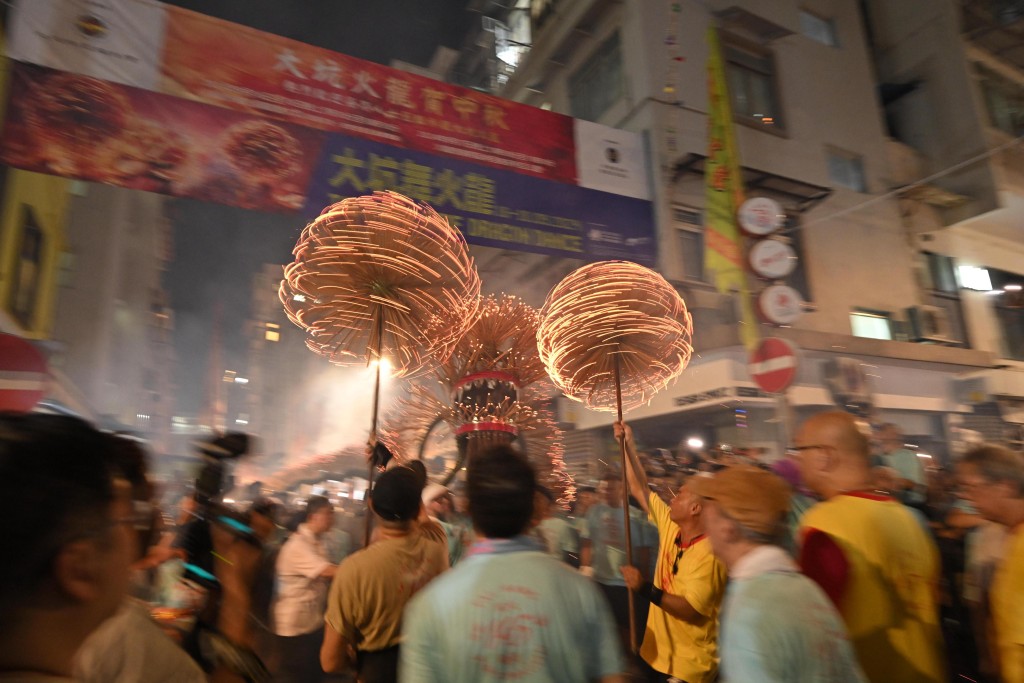 火龍穿梭於大坑的街道巡遊，相傳可以為市民祈求平安幸福。