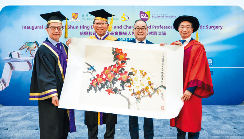 趙偉仁（右）親繪畫作答謝信興教育及慈善基金的支持。