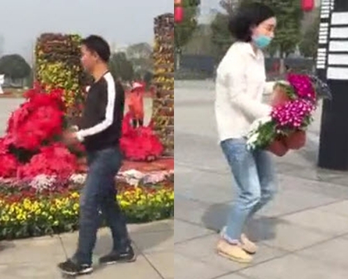 民众到广场争先抢走花束。