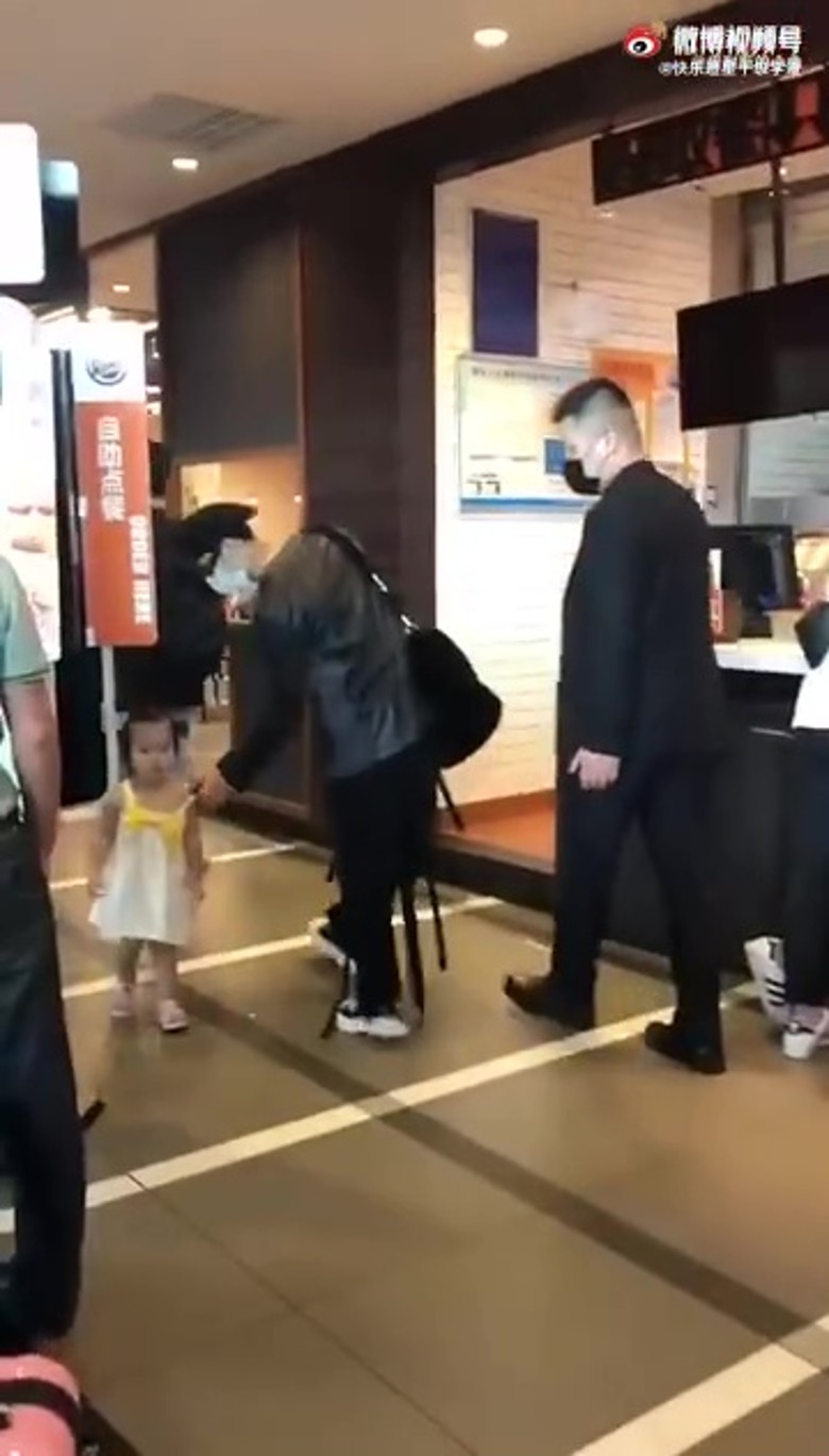小妹妹的肩帶就快跌。