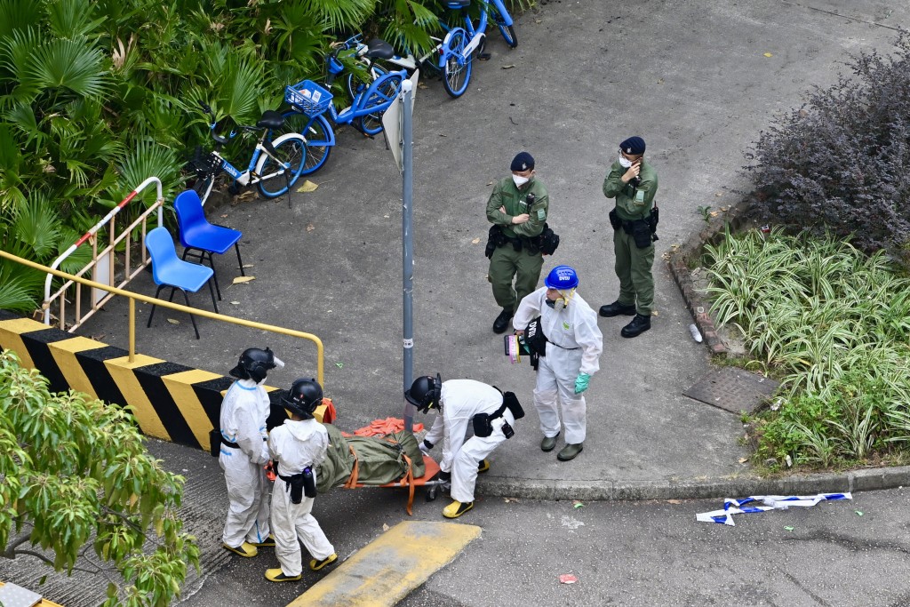 DVIU人員繼續到宏福苑各大廈蒐證,至接近中午時份抬走遺體。劉駿軒攝 DVIU人員繼續到宏福苑各大廈蒐證,至接近中午時份抬走遺體。劉駿軒攝