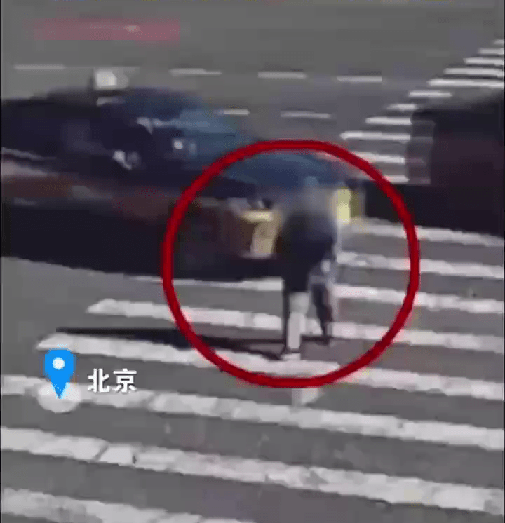 89岁老人过马路半路变红灯。 89岁老人过马路半路变红灯。