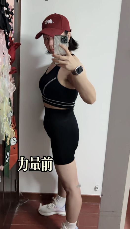 貴陽的蔣女士瘋狂「舉鐵」及戒奶茶1年，成功減去30公斤。抖音