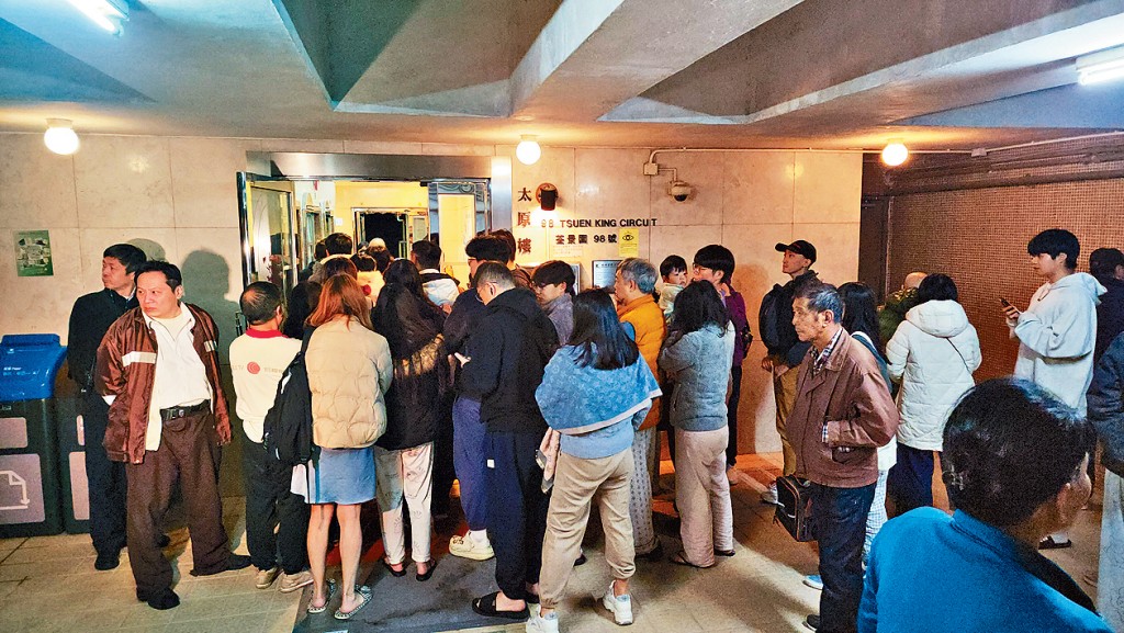 约150名住客惊闻火警，疏散至大厦外暂避。