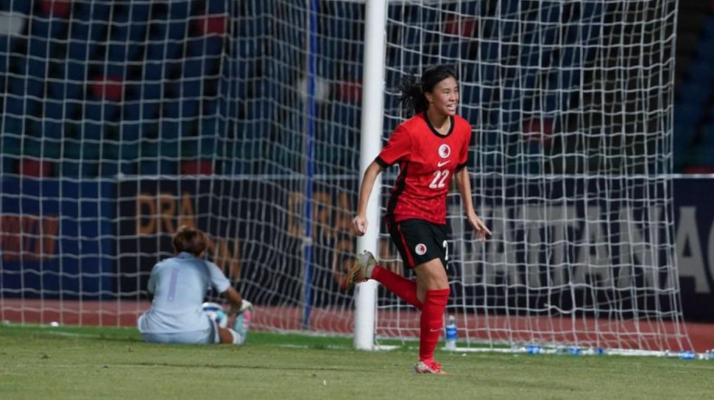 梁匡蕎搏得12碼並親自操刀命中，助港隊上半場以1:0領先。AFC圖