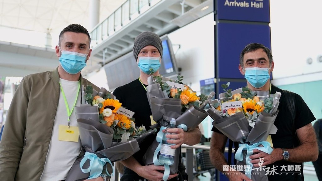 沙比(左起)、羅拔臣及奧蘇利雲在周2抵港。  香港世界桌球大師賽Facebook圖片