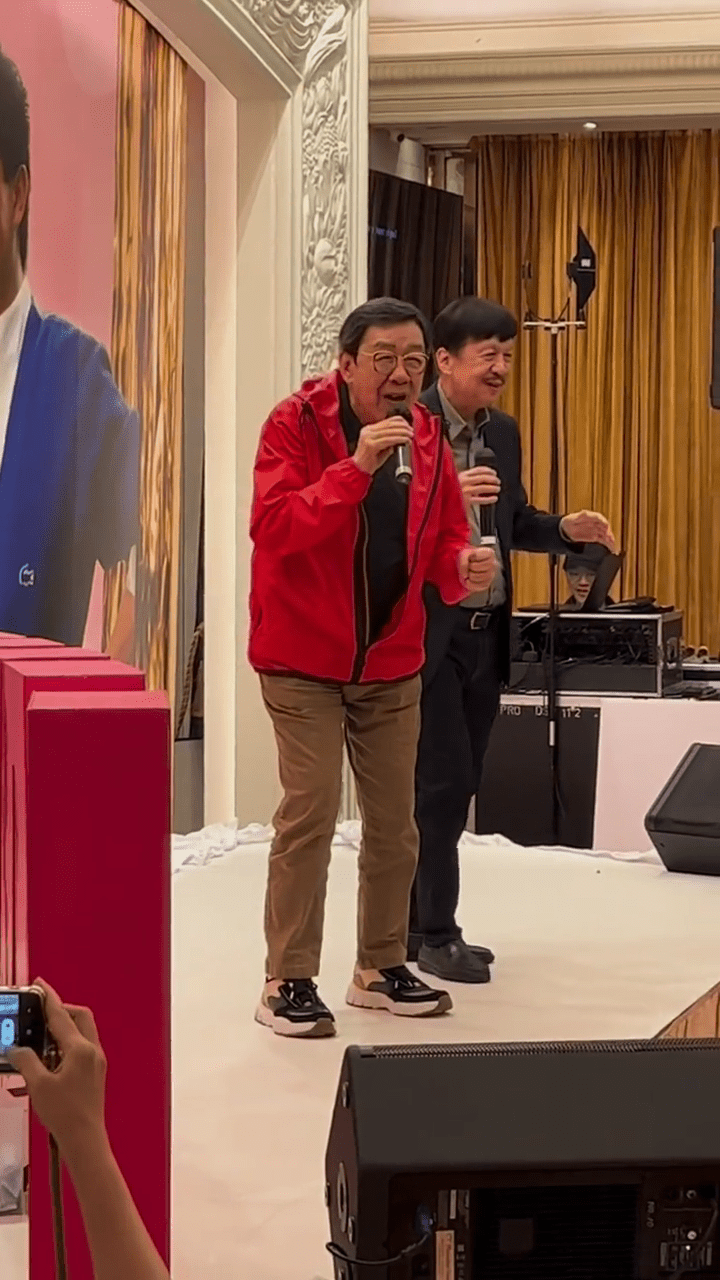 胡枫更上台与陈百强大哥陈百灵合唱《摘星》。