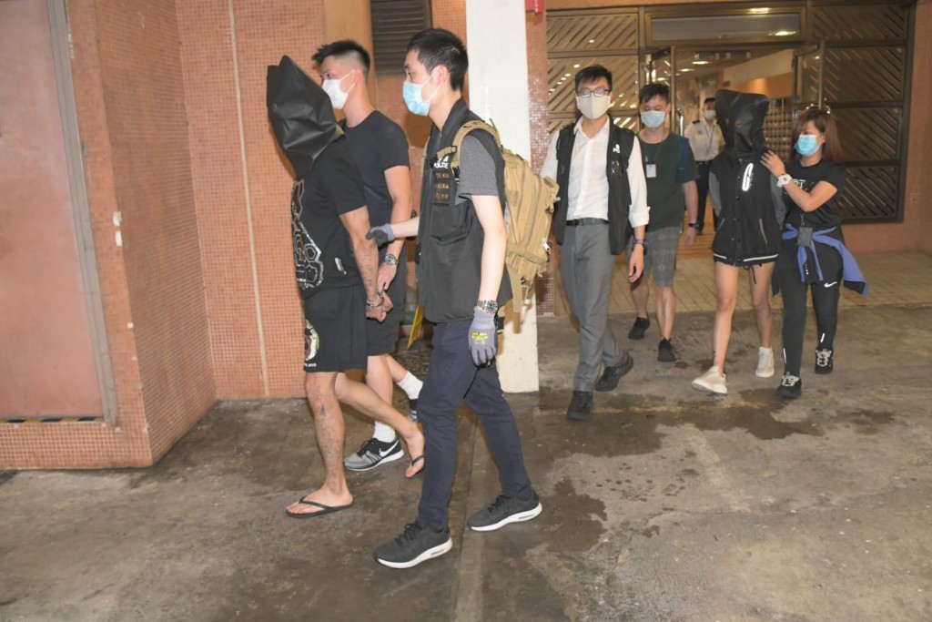 警方拘捕1名29歲男子及1名18歲女子。