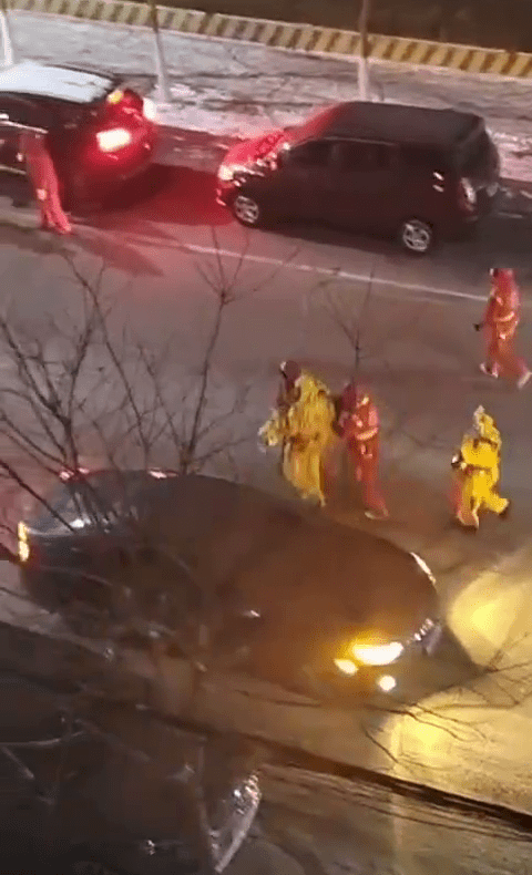 網片顯示，消防員將傷者抱離現場送往醫院。