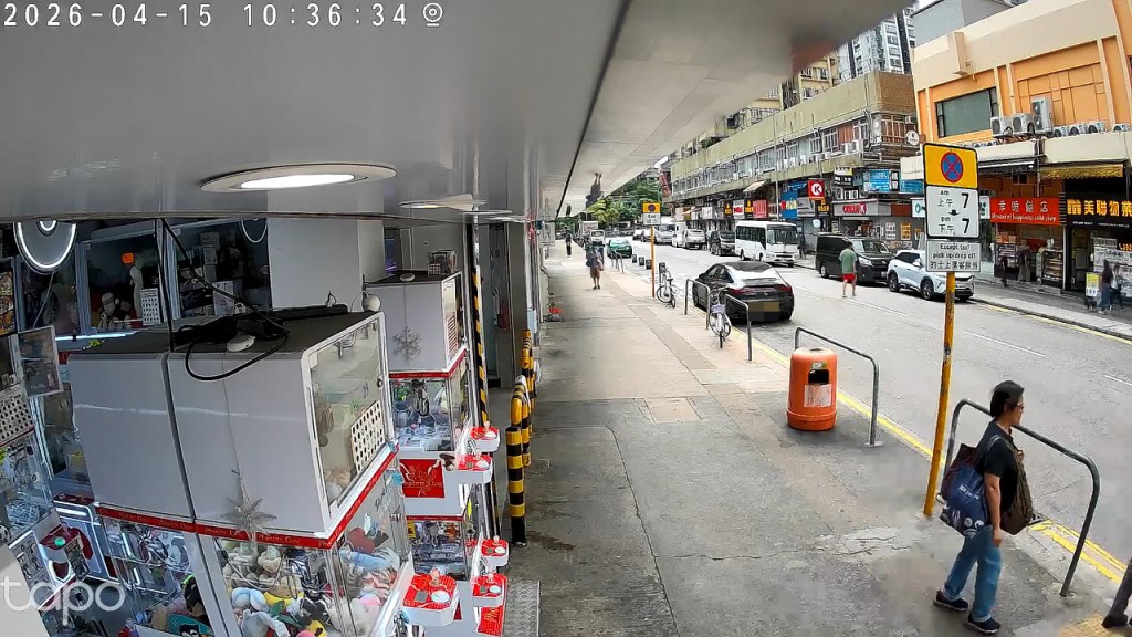 身穿綠衣上衣的司機將車停泊在路邊，之後落車並橫過馬路。fb「元朗、天水圍、屯門友」群組SheungYing Tang影片截圖