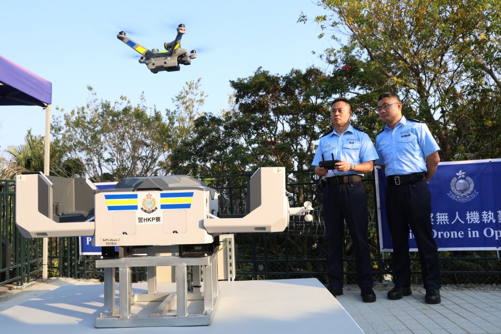 警方将于本周五推行“小型无人机行动调配”先导计划第二阶段，人员于山顶示范自动化无人机库的应用。 刘汉权摄