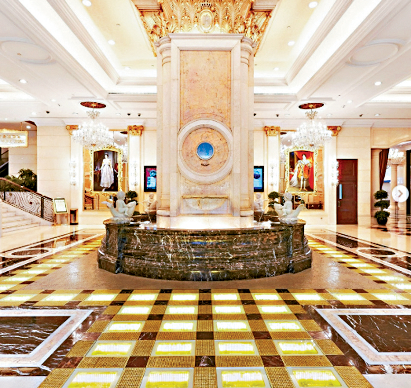 金磚分布於大堂地下，搭配黃色裝飾燈更顯璀璨。