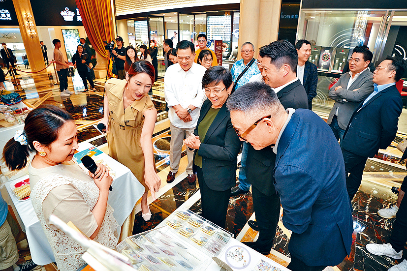 嘉賓參觀市集展位。