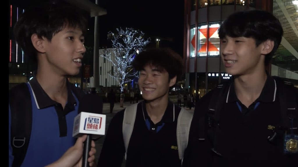 左起：劉同學、黃同學及何同學結伴前來。