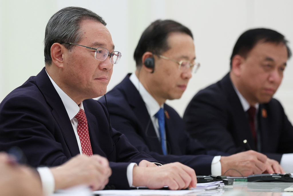 李強向普京表示,今年以來,國家主席習近平同普京兩度會晤,為中俄關係進一步發展指明了方向。美聯社 李強向普京表示,今年以來,國家主席習近平同普京兩度會晤,為中俄關係進一步發展指明了方向。美聯社